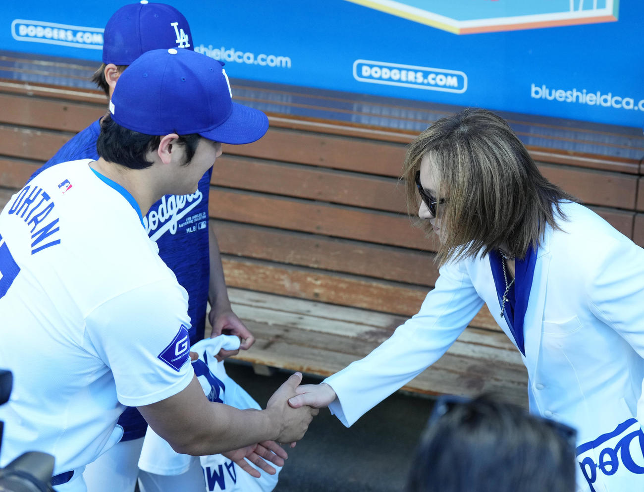 ドジャース対ナショナルズ　試合前、ドジャースタジアムを訪れたYOSHIKI（右）と握手をするドジャース大谷（2024年4月16日撮影）