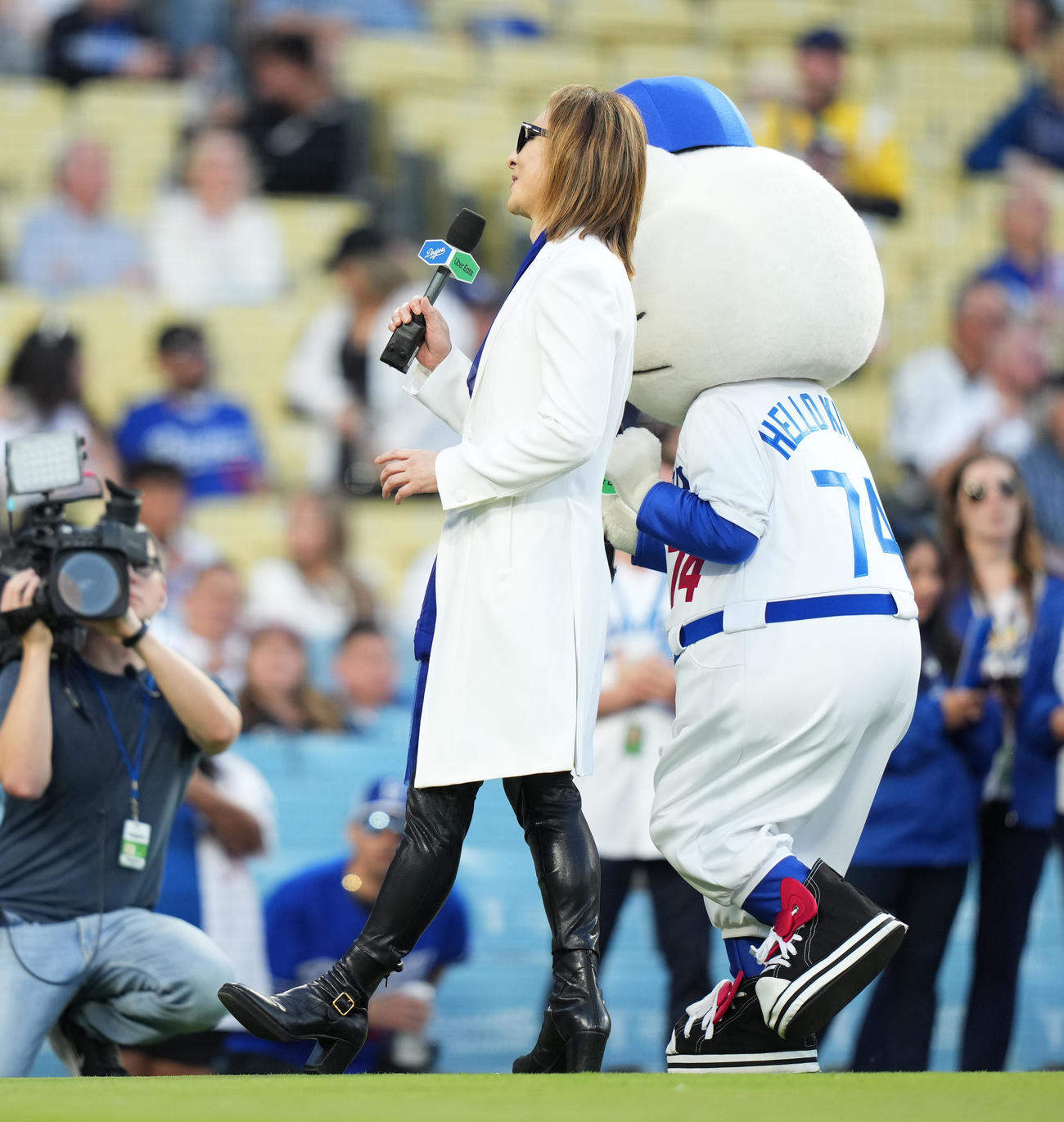 ドジャース対ナショナルズ　試合開始の宣言をするYOSHIKIとハローキティ（右）（2024年4月16日撮影）