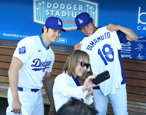 YOSHIKI、ドジャース名物2100円「銀だこ」実食　180万円スイートルームで大谷観戦