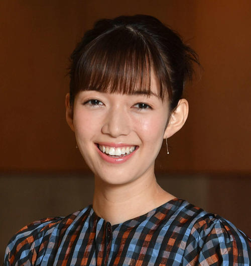 佐藤栞里「なんだかんだ10センチ以上髪を切って」新ヘアスタイルが大反響「惚れ直しました」