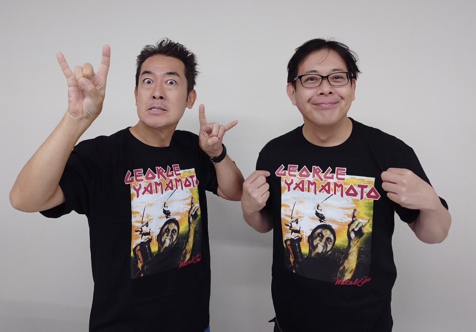 山本譲二のゾンビTシャツを着てメロイックサインを決めるテツandトモ