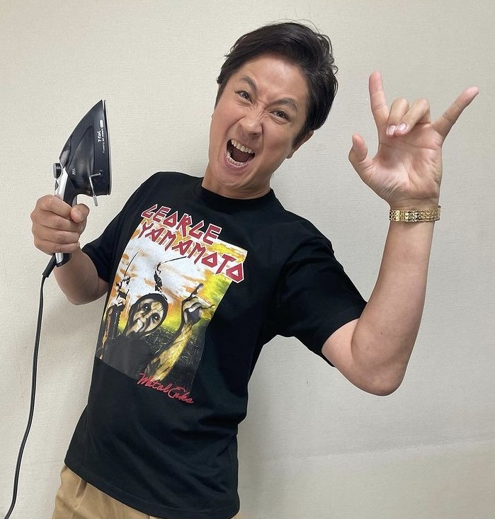 山本譲二のゾンビTシャツを着てメロイックサインを決める谷原章介