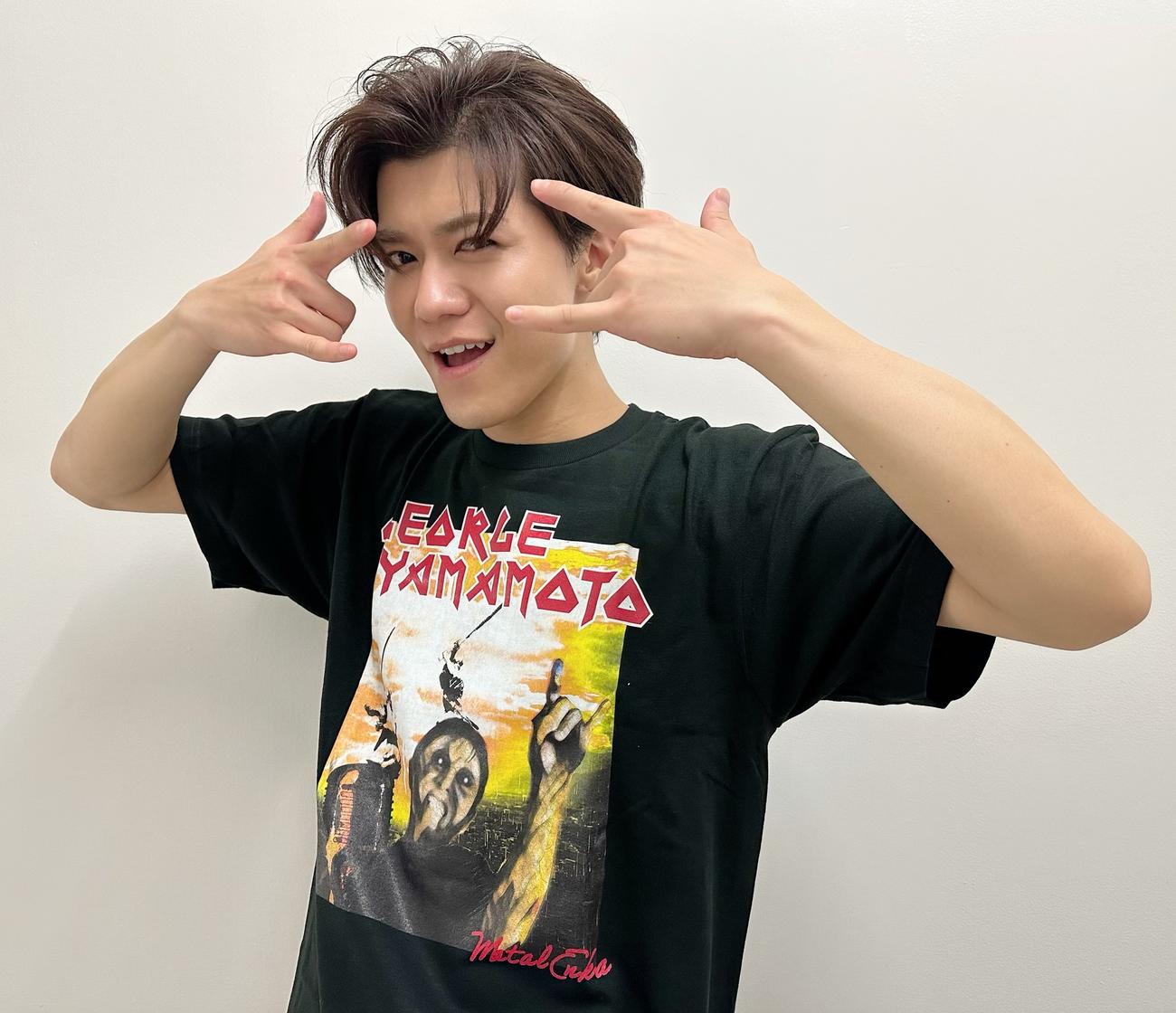 山本譲二のゾンビTシャツを着てメロイックサインを決める新浜レオン