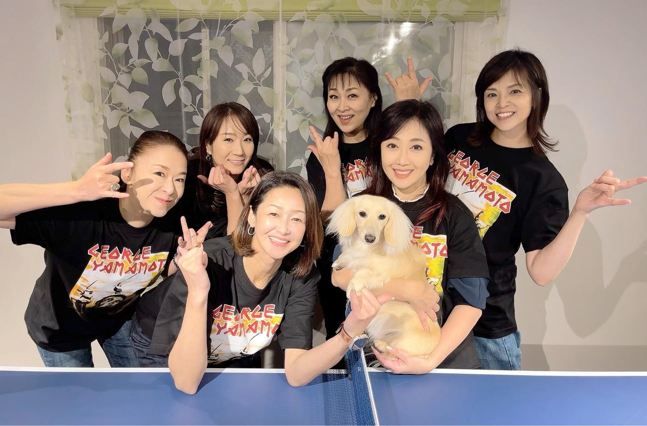 山本譲二のゾンビTシャツを着てメロイックサインを決める石原詢子（右端）ら