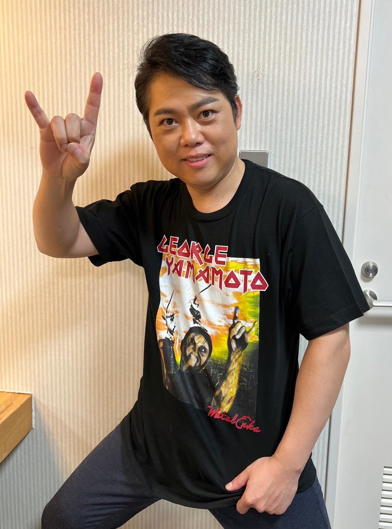山本譲二のゾンビTシャツを着てメロイックサインを決める三山ひろし