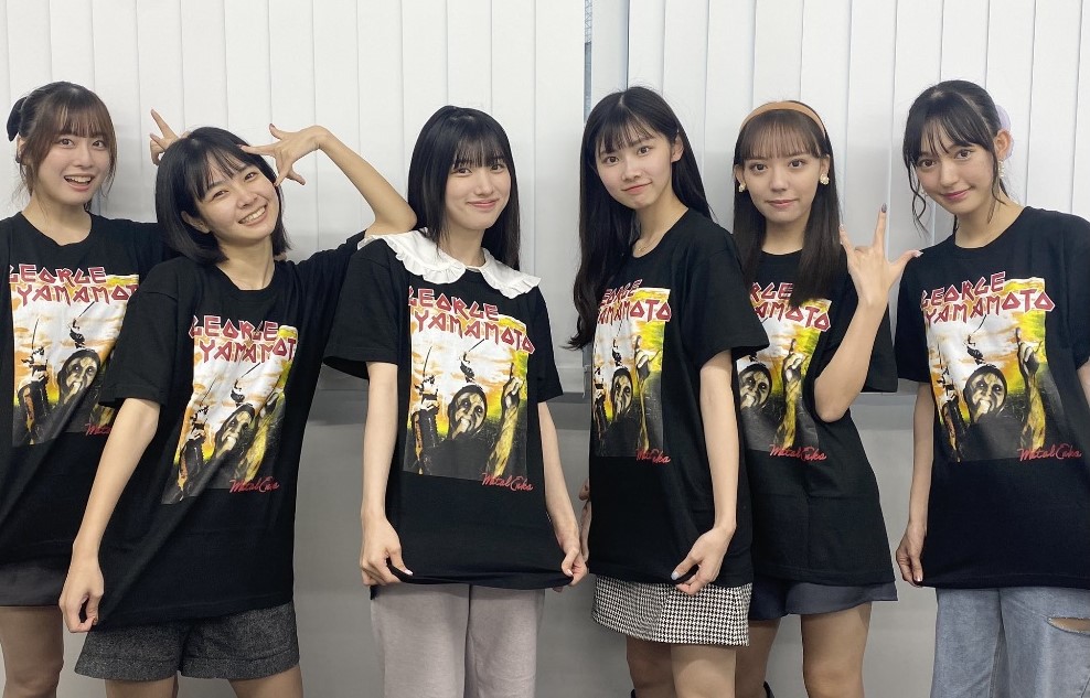 山本譲二のゾンビTシャツを着てメロイックサインを決めるukka。左から4人目が葵るり