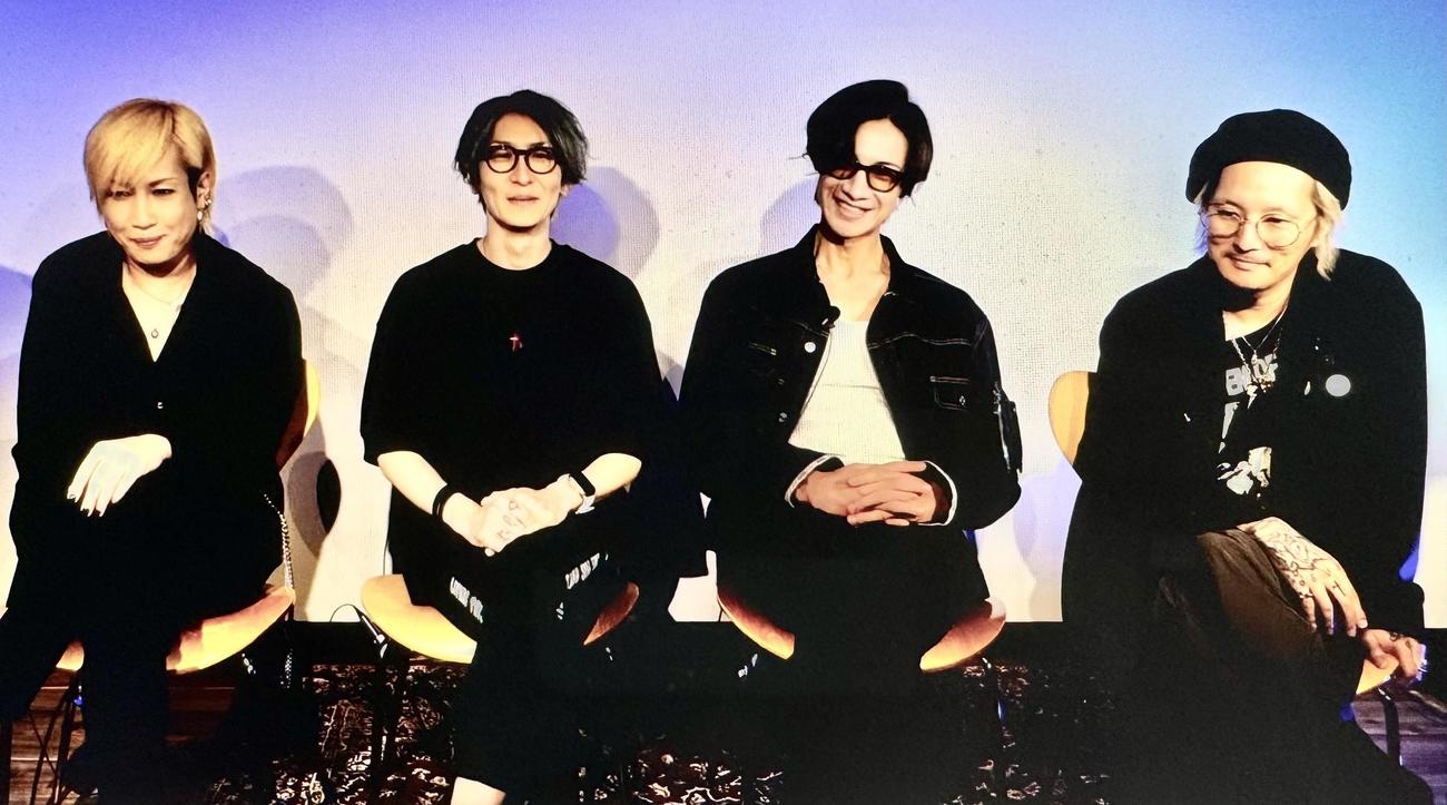 YouTubeの生配信に登場した左からPIERROTのキリト、アイジ、DIR EN GREYのToshiya、薫