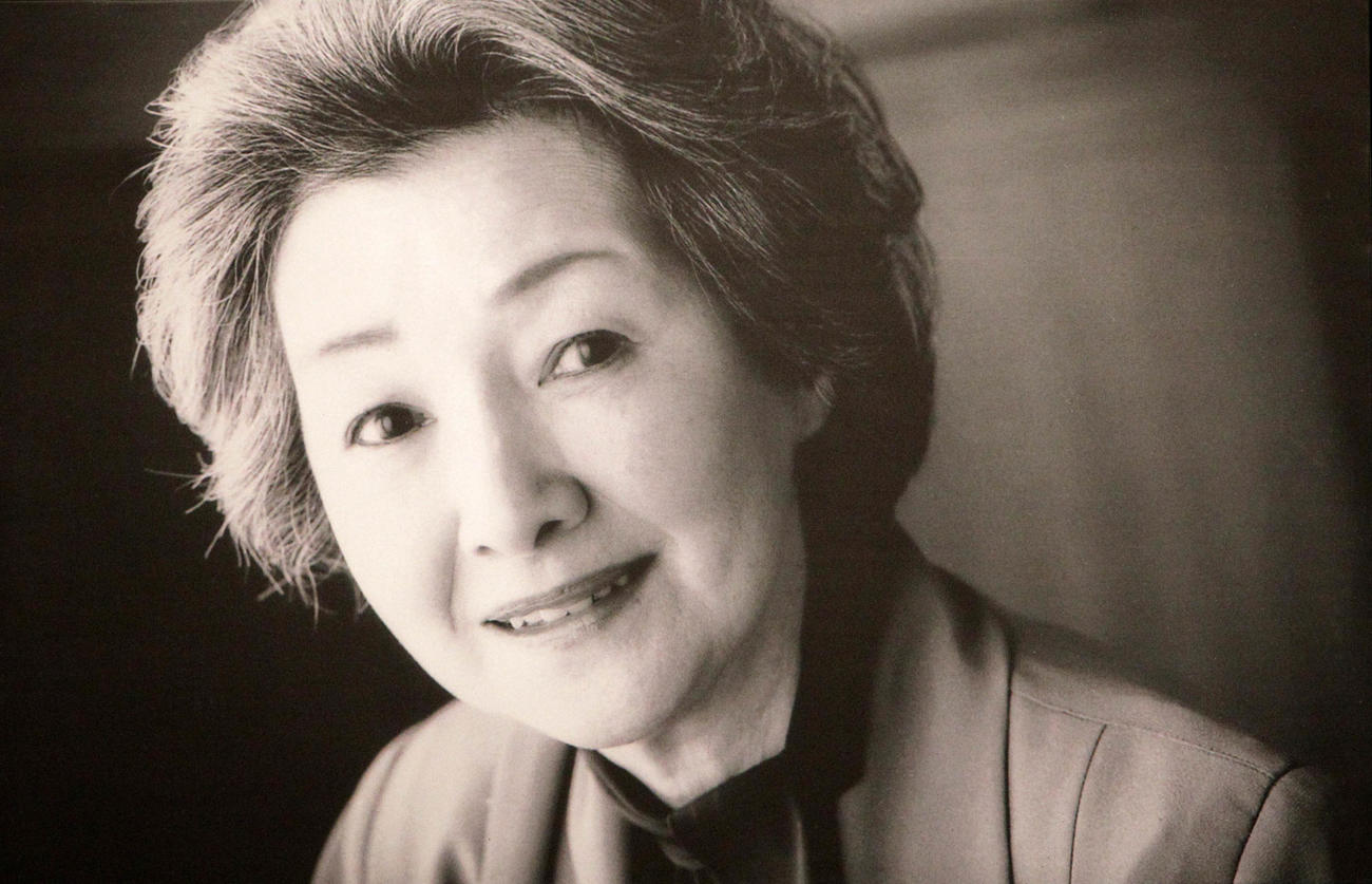 「高峰秀子さんをしのぶ会」の祭壇に掲げられた遺影（2012年3月撮影）