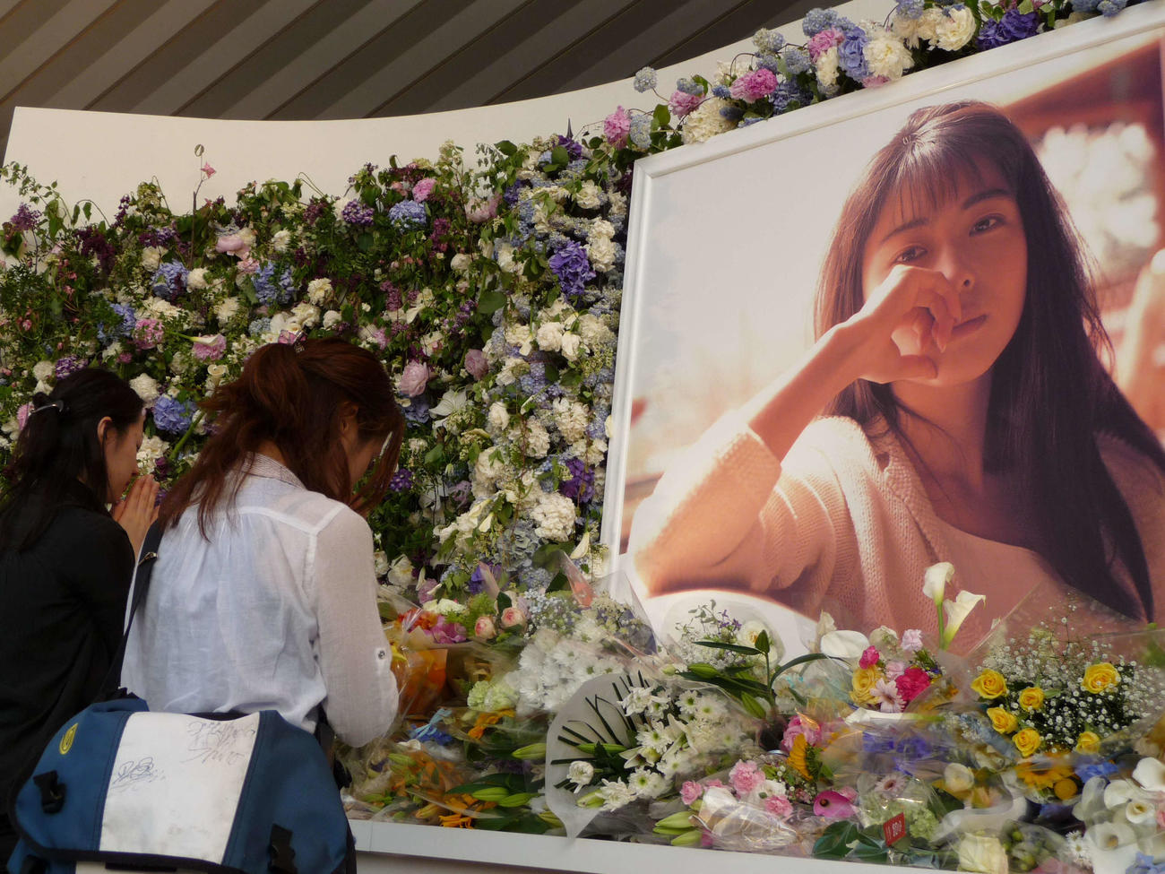 08年5月27日追悼フィルムコンサート　ZARD坂井泉水さんの献花台に多くのファンが花を供えた