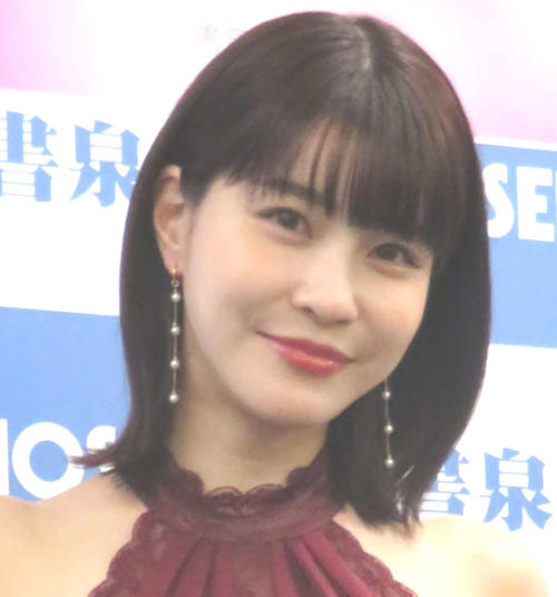 岸明日香、ミニワンピ姿の動画に「布面積ありがとうございます」「パンツ見えそう。気をつけて」