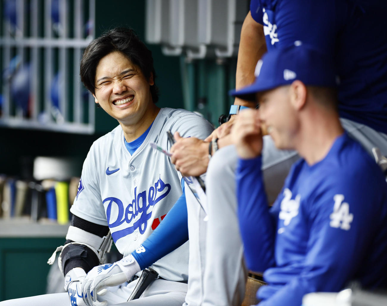 レッズ対ドジャース　8回、ベンチで笑顔を見せるドジャース大谷（撮影・藤尾明華）