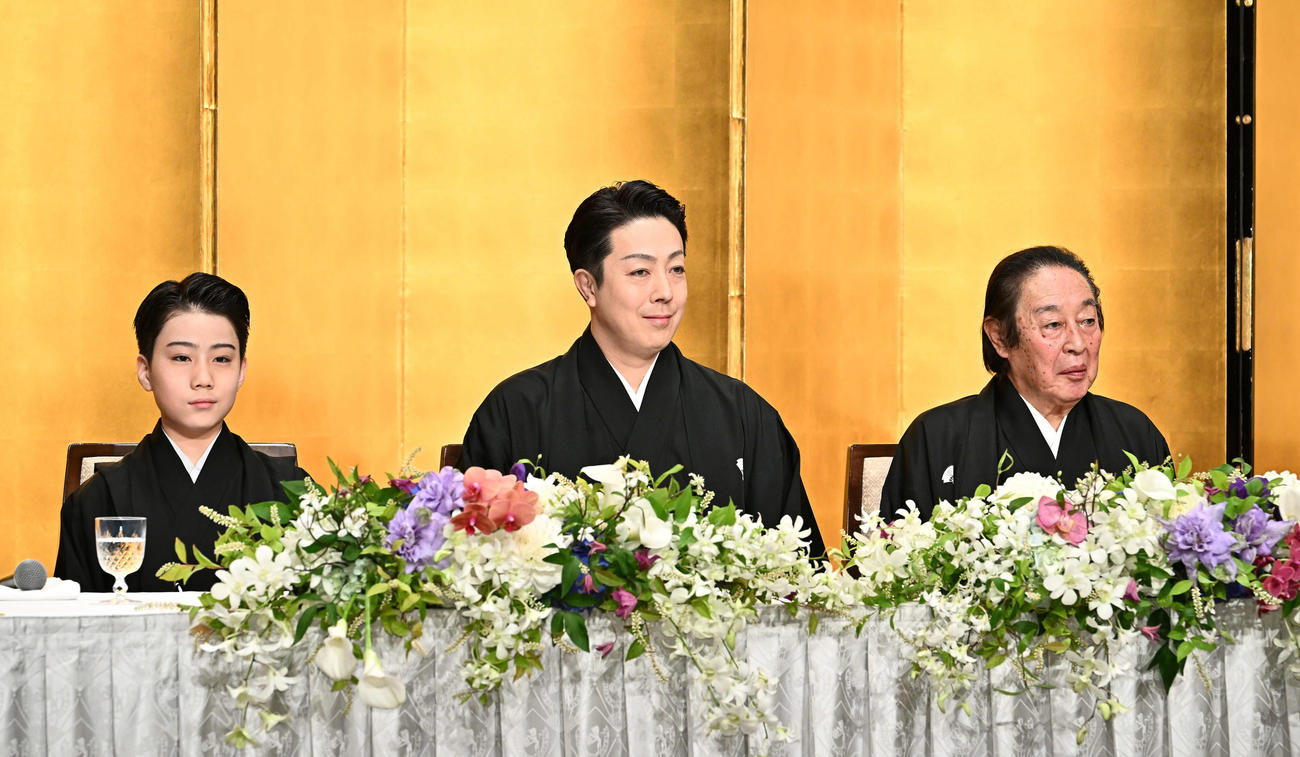 襲名披露会見を行った、尾上丑之助（左）、尾上菊之助（中央）、尾上菊五郎（撮影・滝沢徹郎）