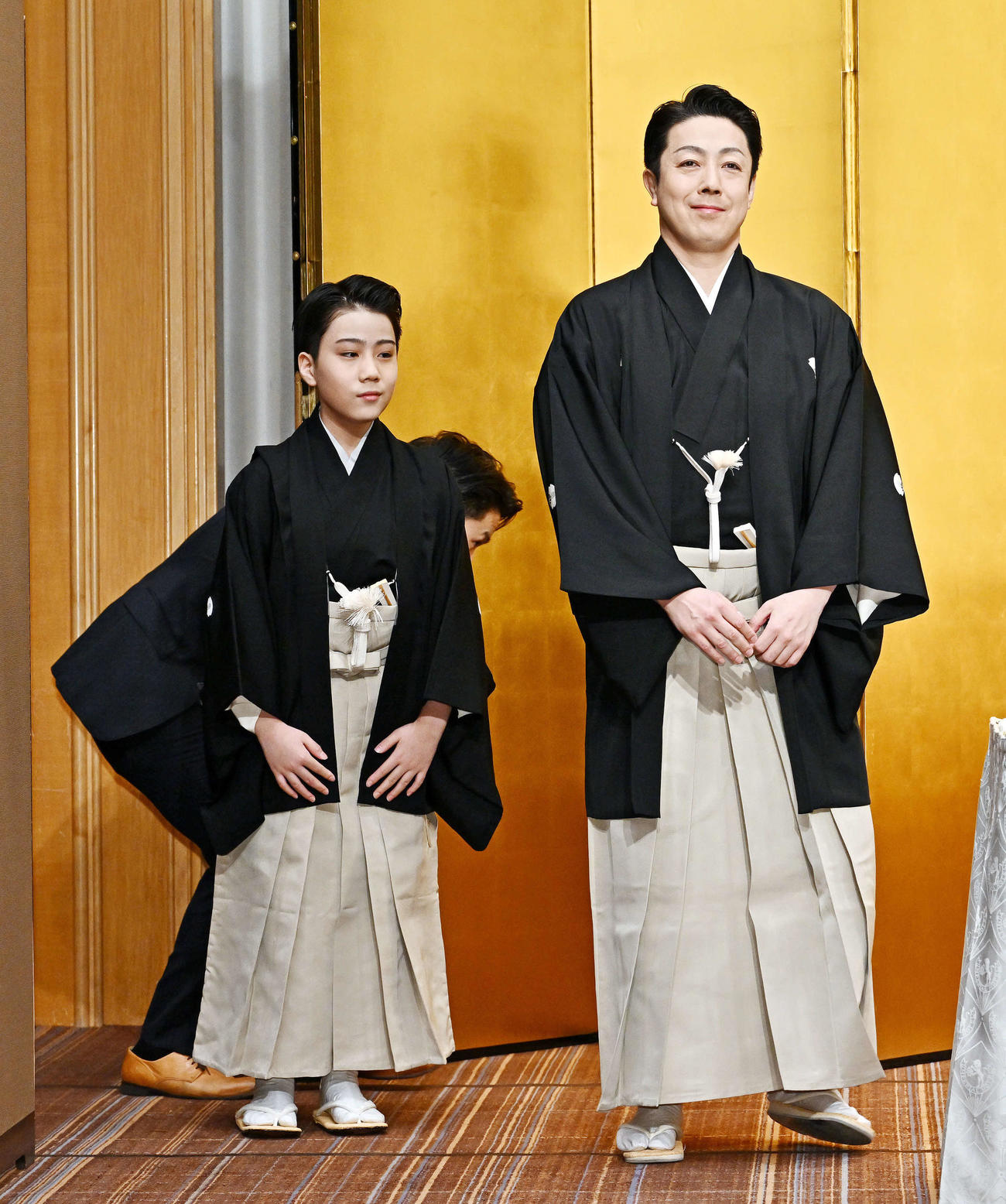 襲名披露会見の会場に入る尾上丑之助（左）と尾上菊之助（撮影・滝沢徹郎）