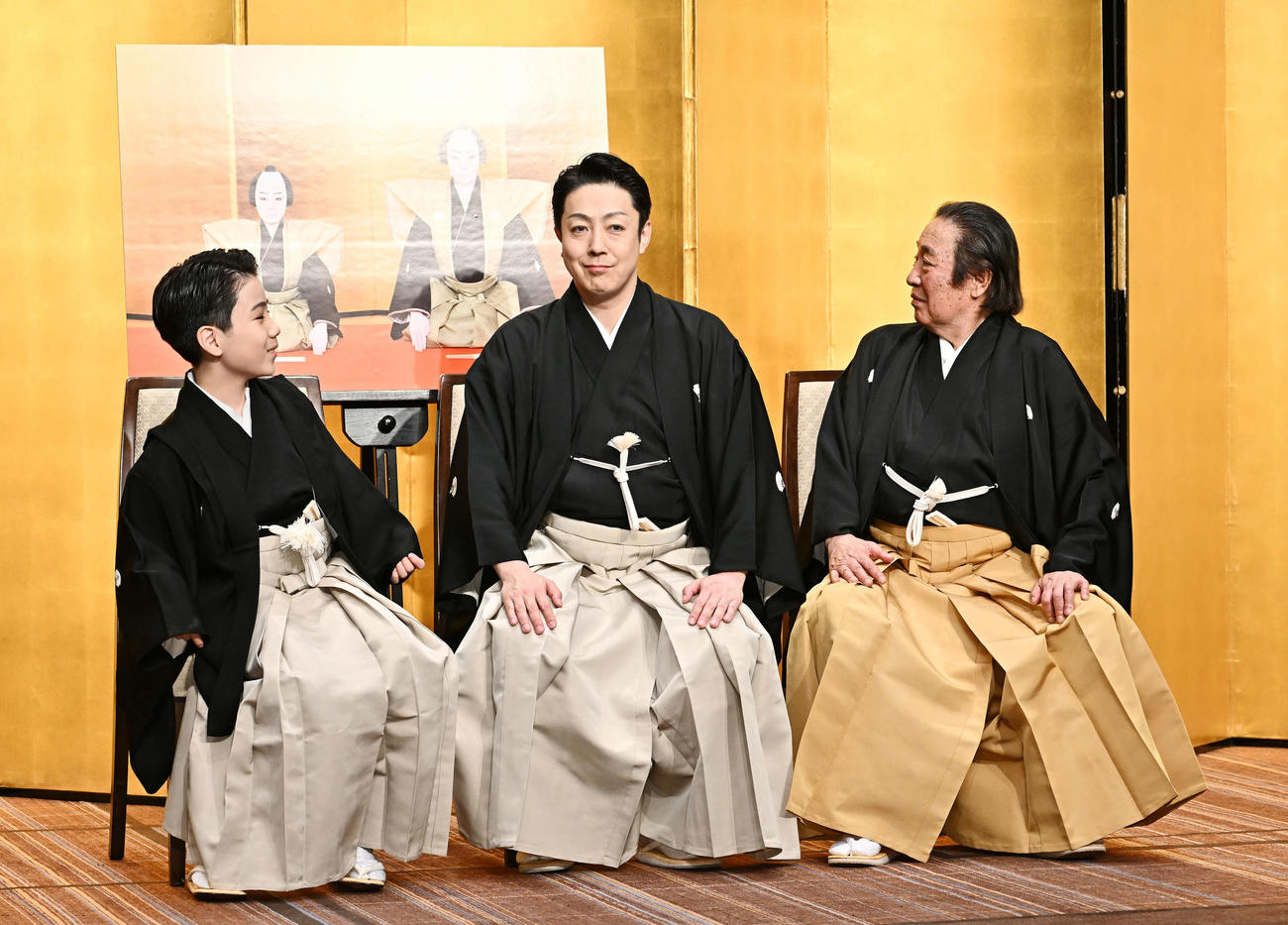襲名披露会見の記念撮影に臨む尾上丑之助（左）、尾上菊之助（中央）、尾上菊五郎（撮影・滝沢徹郎）
