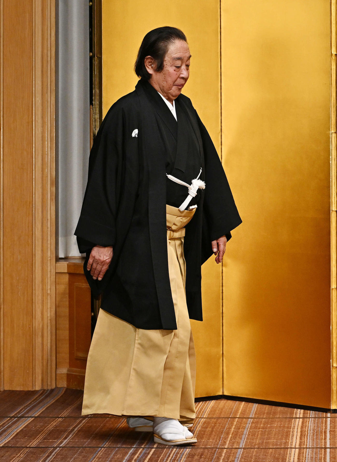 襲名披露会見の会場に入る尾上菊五郎（撮影・滝沢徹郎）