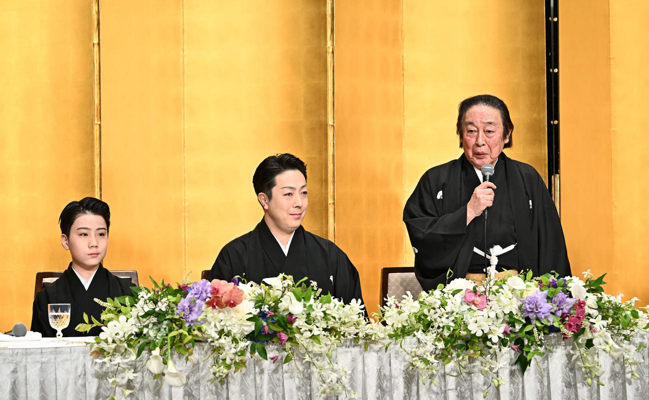 襲名披露会見で話す尾上菊五郎（右）。中央は尾上菊之助と尾上丑之助（撮影・滝沢徹郎）