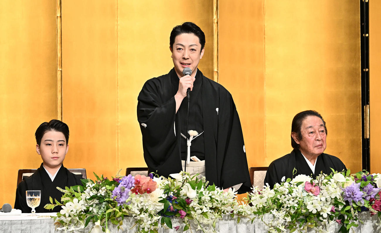 襲名披露会見で話す尾上菊之助。右は尾上菊五郎。左は尾上丑之助（撮影・滝沢徹郎）