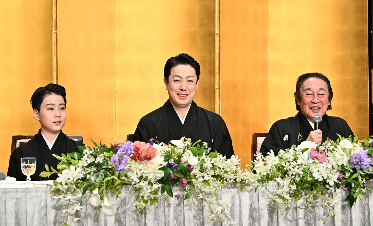 襲名披露会見で笑顔の尾上菊之助（中央）。右は尾上菊五郎と尾上丑之助（撮影・滝沢徹郎）