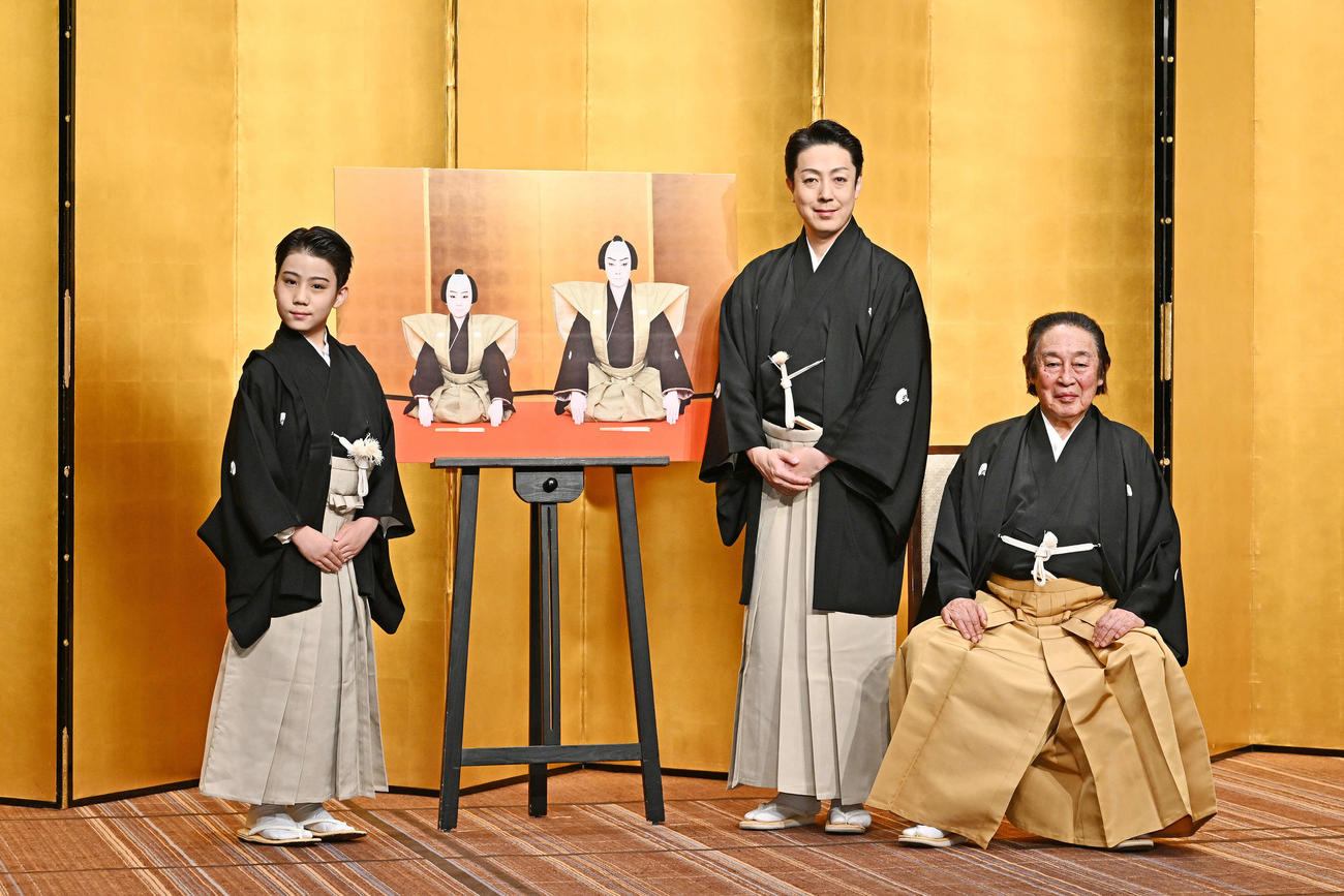 襲名披露会見で記念撮影する尾上丑之助（左）、尾上菊之助（中央）、尾上菊五郎（撮影・滝沢徹郎）