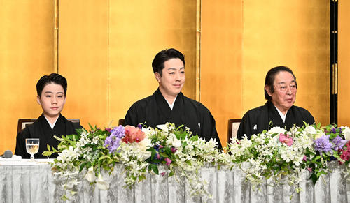 来年５月に尾上菊之助が８代目菊五郎を、丑之助が６代目尾上菊之助を襲名