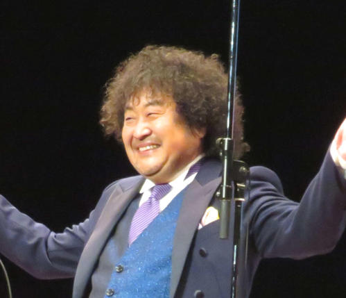 葉加瀬太郎“ロマンス”アイドル歌手と腕組み「まるで新郎新婦」笑顔のツーショット