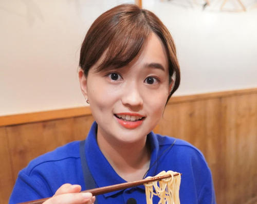 TBS篠原梨菜アナ「早朝グルメ」肉そば堪能ショットに「すすり具合最高」「ほお張る超美人！」