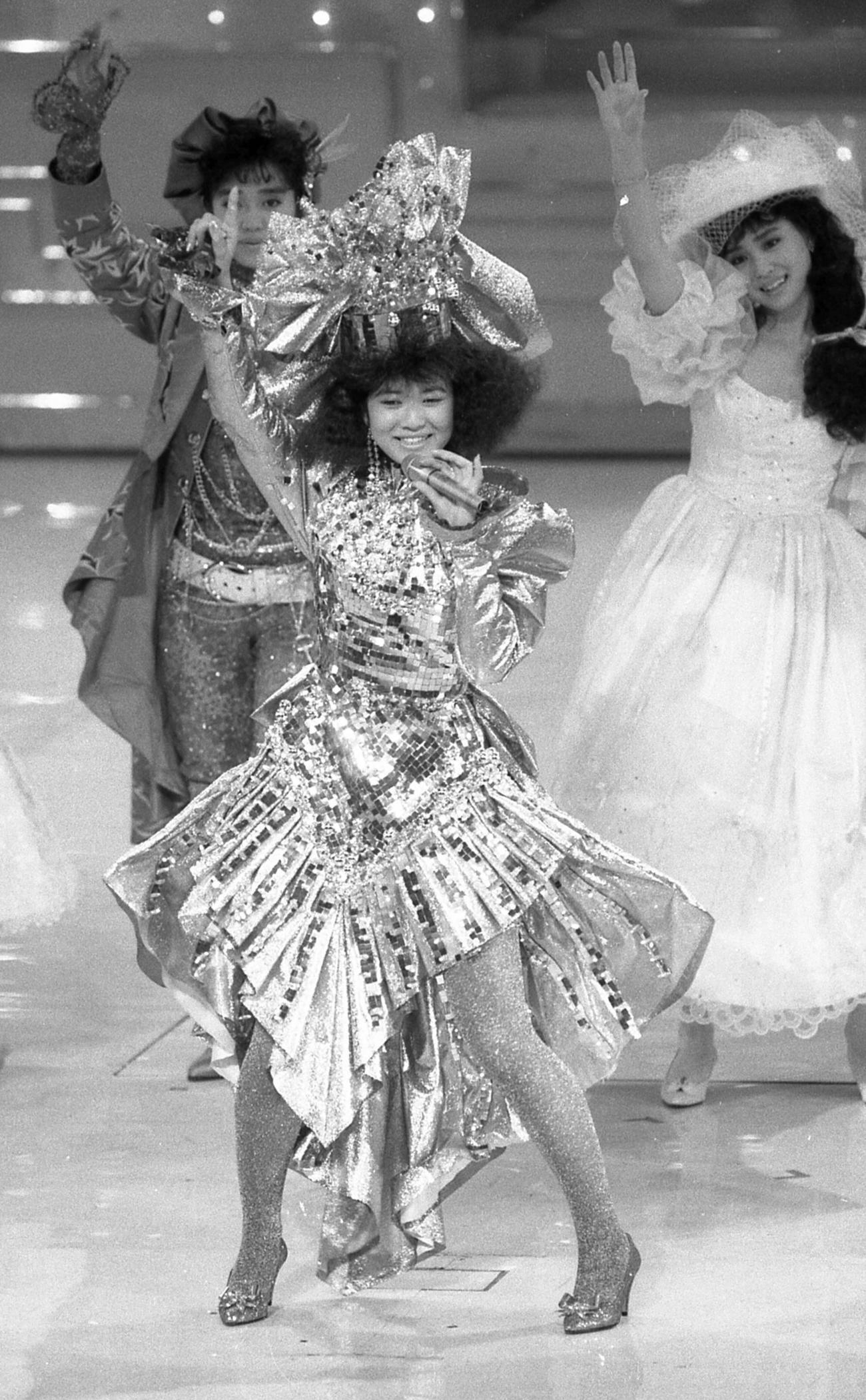 第36回NHK紅白歌合戦に初出場し熱唱する石川秀美。後方左から早見優、松田聖子（1985年12月撮影）