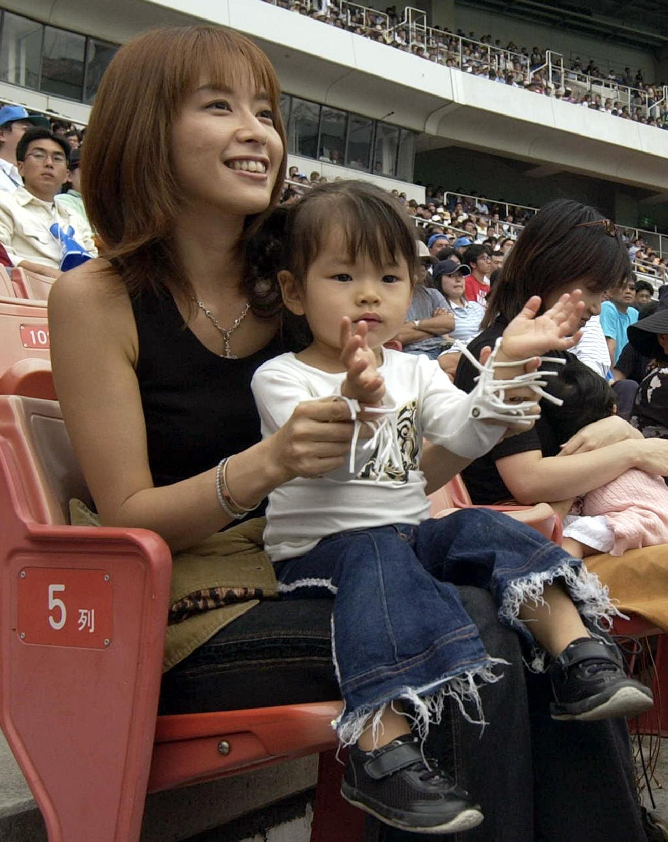 観戦する松井美緒夫人と遥南ちゃん（2002年9月25日撮影）