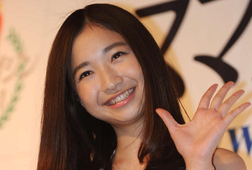 トシちゃん長女の田原可南子、上海の夜景バックにラフコーデ披露「美しいですね」「きれいです」
