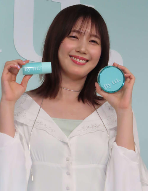 本田翼、白の肩出し全身コーデを披露「透明感すご！」「まさに最強カワイイ」