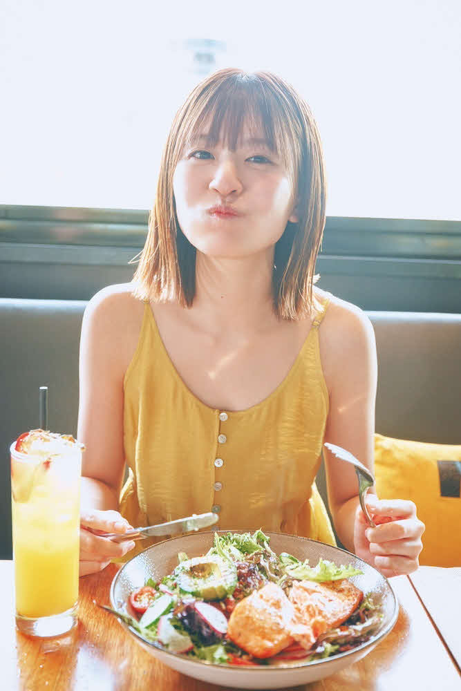 日向坂46松田好花ファースト写真集「振り向いて」のカット　撮影：岡本武志／講談社