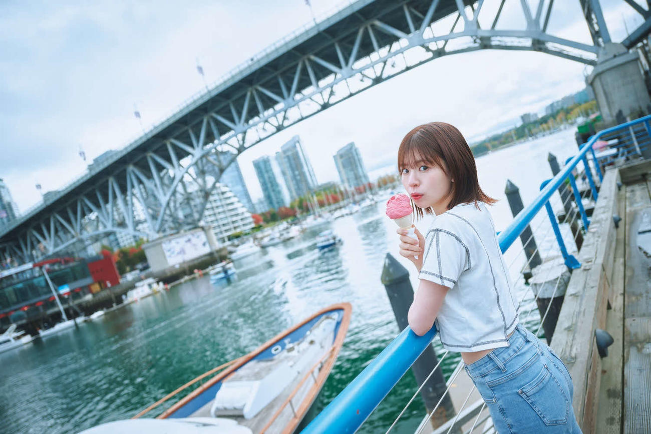 日向坂46松田好花ファースト写真集「振り向いて」のカット　撮影：岡本武志／講談社