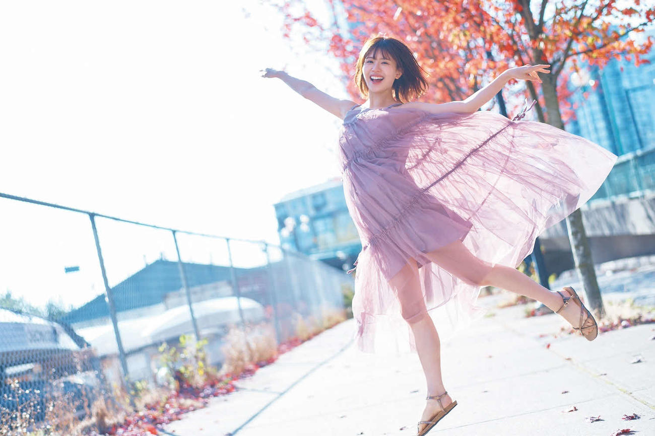 日向坂46松田好花ファースト写真集「振り向いて」のカット　撮影：岡本武志／講談社