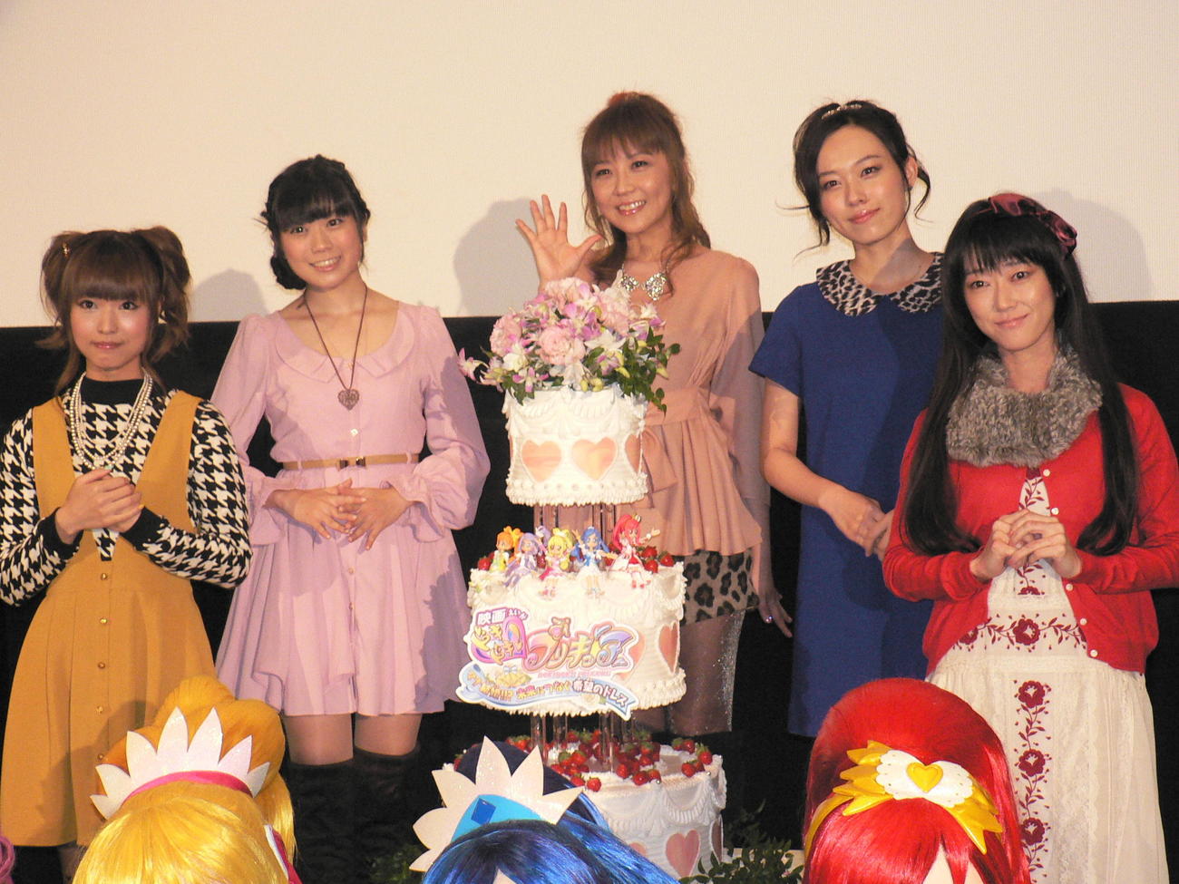 「映画ドキドキ！プリキュア　マナ結婚！！？　未来につなぐ希望のドレス」初日舞台あいさつに登壇した、左から渕上舞、宮本佳那子、生天目仁美、寿美菜子、釘宮理恵（2013年10月26日撮影）