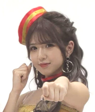 「可愛すぎ」おニャン子元人気メンバーの18歳娘”超ミニ美脚“ラウンドガール姿に絶賛相次ぐ