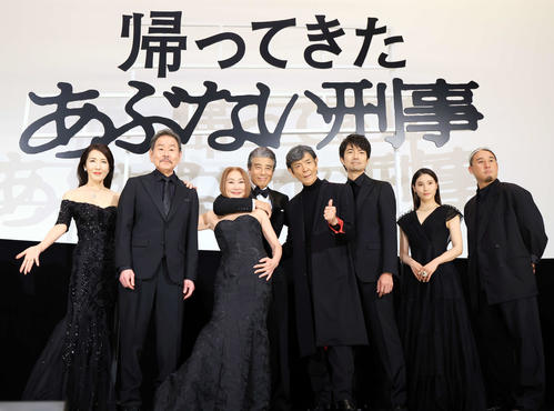 えっ63歳!?浅野温子、妖艶バスト谷間大胆露出”超絶美ボディーライン”ドレス姿に反響