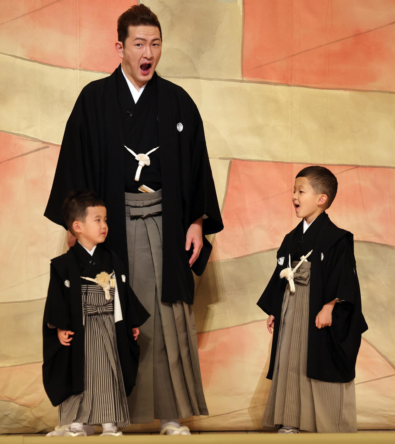 初舞台となる歌舞伎座「6月大歌舞伎」での祝幕お披露目会見で、中村夏幹（手前左）がおもらししてしまい、驚く中村陽喜（同右）と父の中村獅童（撮影・野上伸悟）