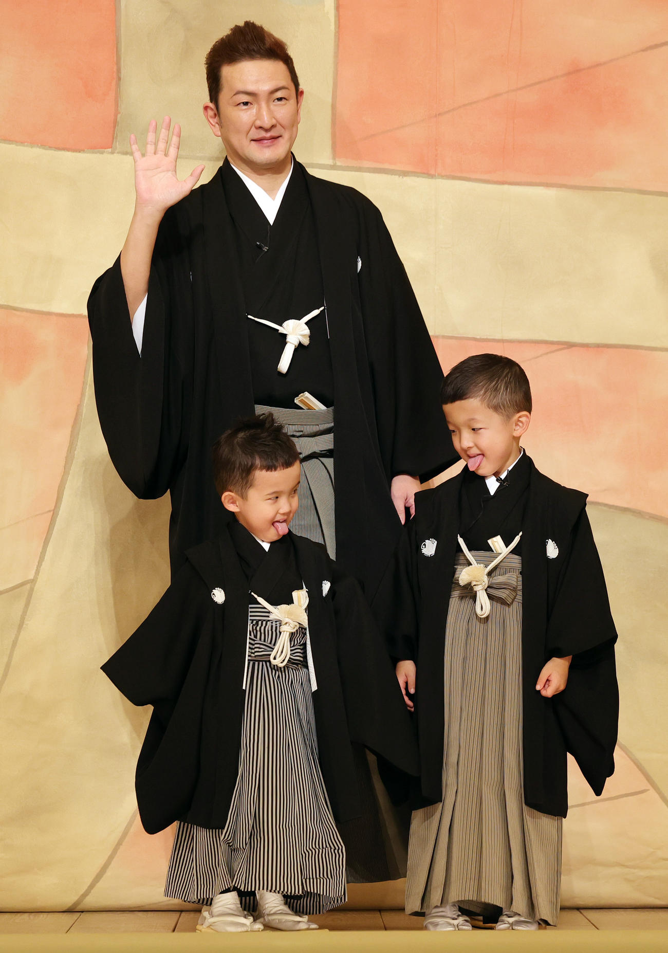 歌舞伎座「6月大歌舞伎」で初舞台を踏む中村夏幹（手前左）と中村陽喜（同右）は、父の中村獅童と祝幕のお披露目に臨んだ（撮影・野上伸悟）
