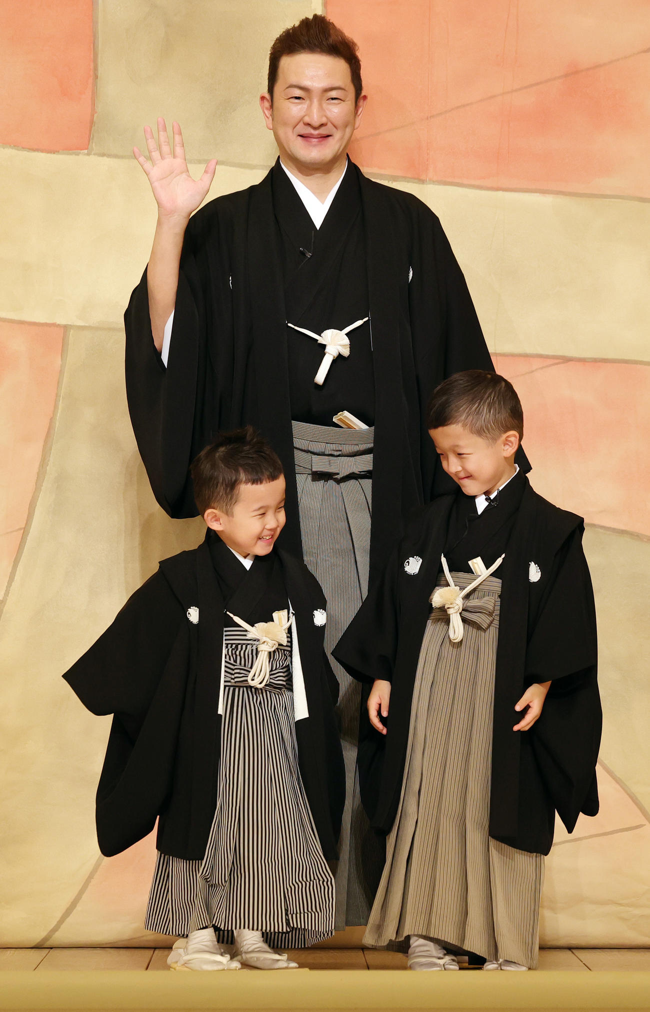 歌舞伎座「6月大歌舞伎」で初舞台を踏む中村夏幹（手前左）と中村陽喜（同右）は、父の中村獅童と祝幕のお披露目に臨んだ（撮影・野上伸悟）