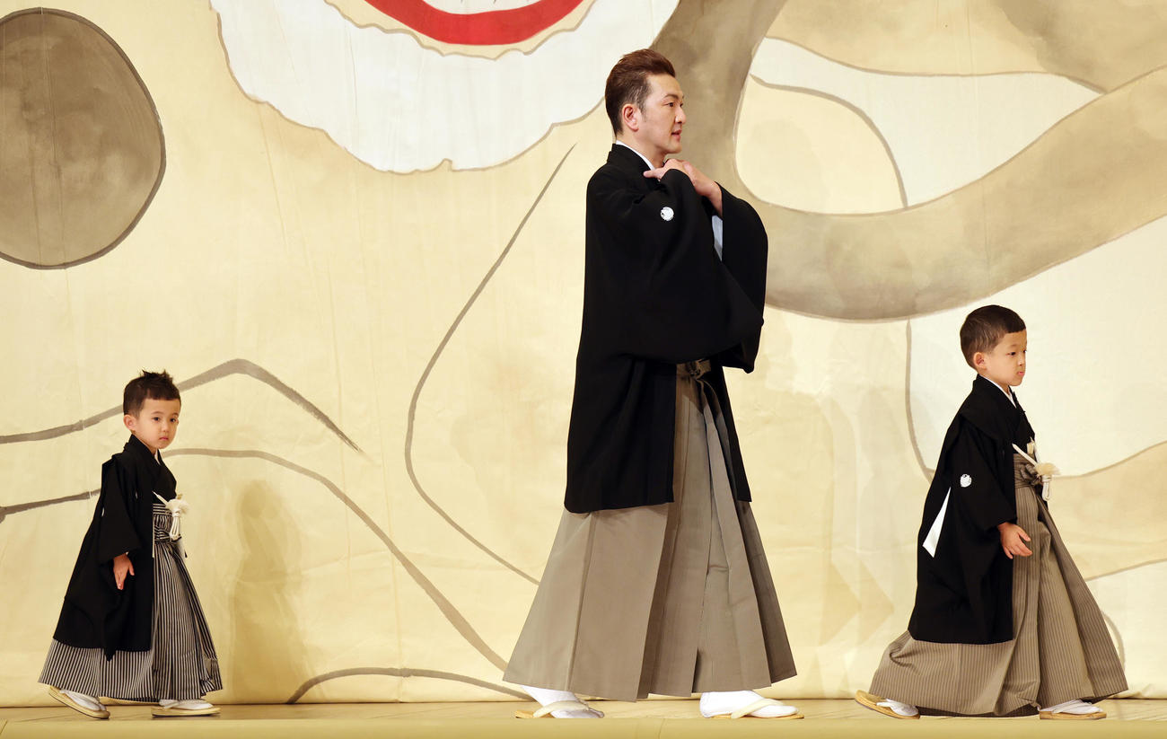 歌舞伎座「6月大歌舞伎」で初舞台を踏む中村夏幹（左）と中村陽喜（右）は、父の中村獅童と祝幕のお披露目に臨んだ（撮影・野上伸悟）