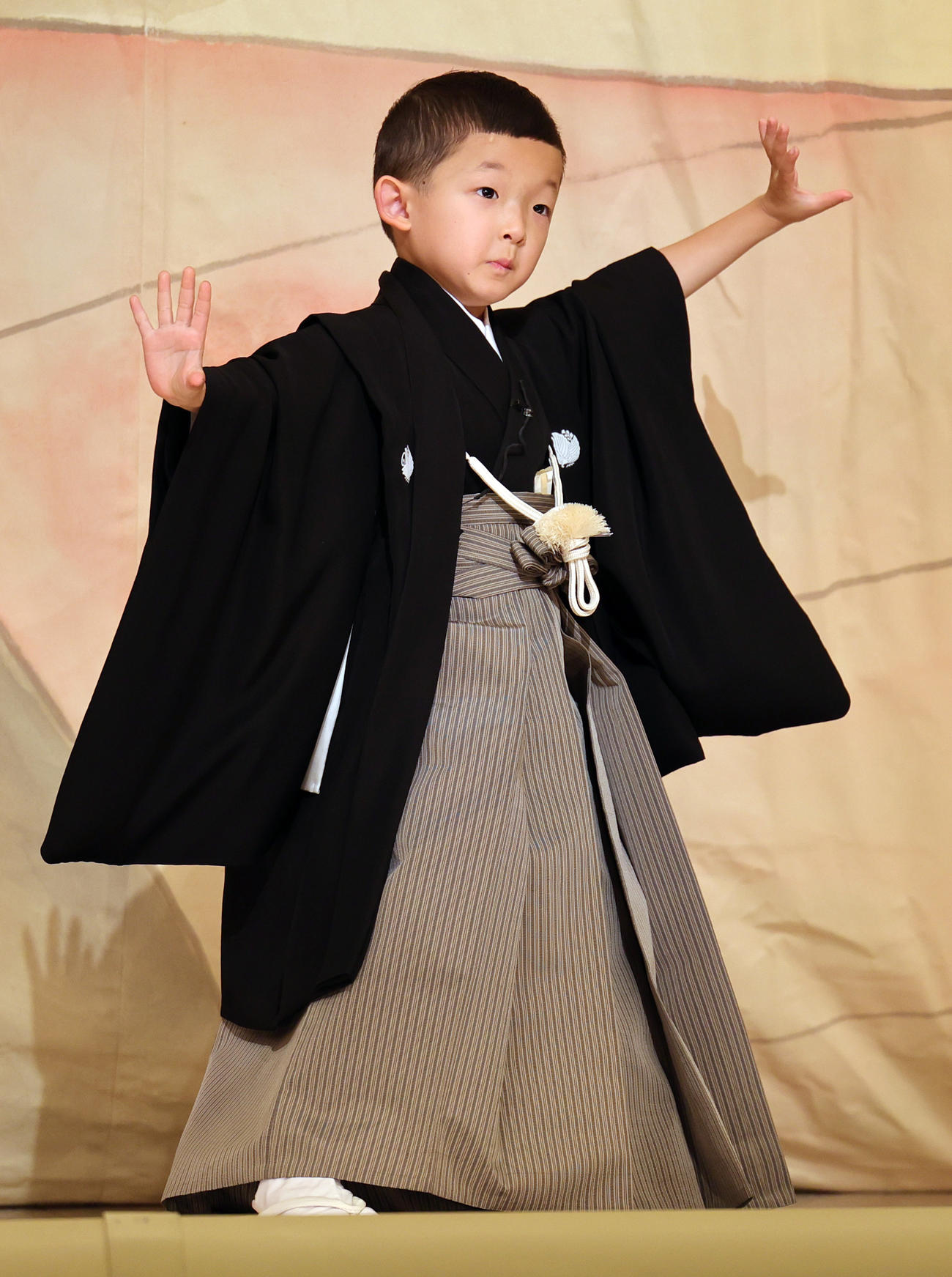 歌舞伎座「6月大歌舞伎」で初舞台を踏む中村陽喜は、祝幕お披露目会見で見えを切る（撮影・野上伸悟）