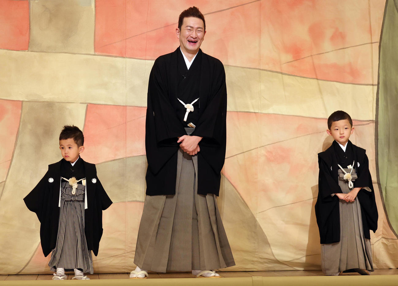 歌舞伎座「6月大歌舞伎」で初舞台を踏む中村夏幹（左）と中村陽喜（右）は、父の中村獅童と祝幕のお披露目に臨んだ（撮影・野上伸悟）