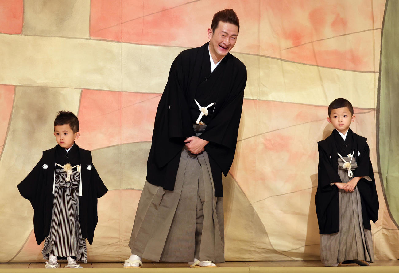 歌舞伎座「6月大歌舞伎」で初舞台を踏む中村夏幹（左）と中村陽喜（右）は、父の中村獅童と祝幕のお披露目に臨んだ（撮影・野上伸悟）