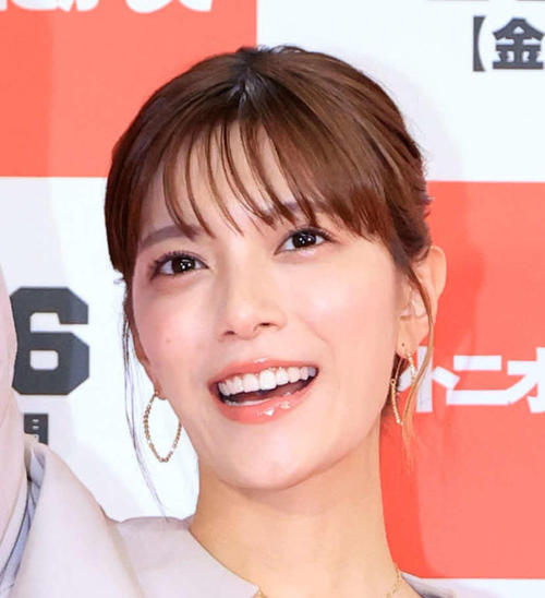テレ朝三谷紬アナ、花束手に笑顔「肌は無加工」どアップショット公開「素がきれいな顔立ち」