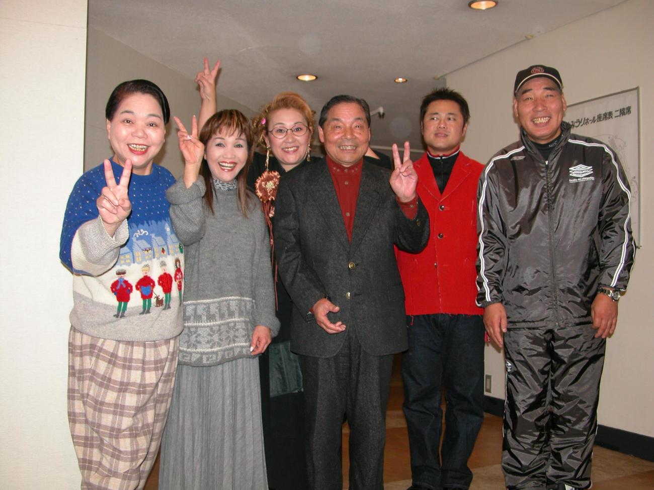 新春特別公演「花月」に出演した（左から）今くるよ、今いくよ、宮川花子、笑福亭仁鶴、辻本茂雄、宮川大助（05年1月撮影）