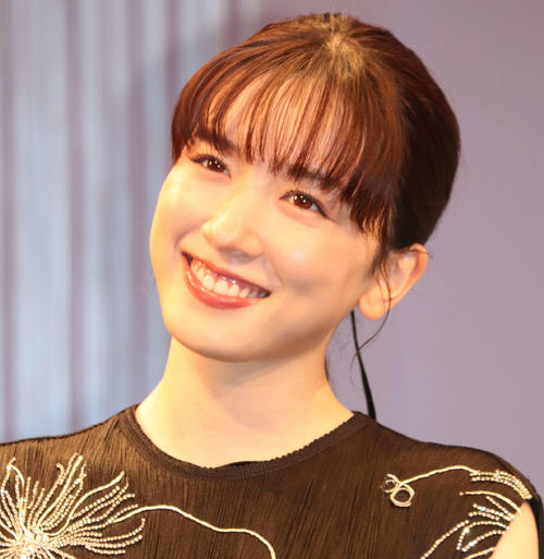 永野芽郁、メガネ姿でトウモロコシにかじりつくオフショット披露「夏が待ってるぞ～～」