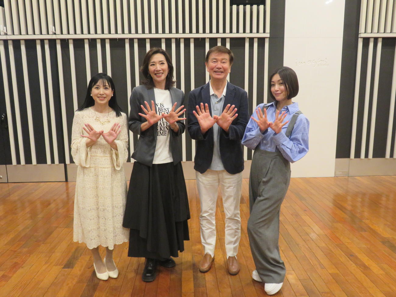 森田健作ばパーソナリティーを務めるラジオ収録に参加した、左から西村知美、真琴つばさ、森田健作、酒井法子