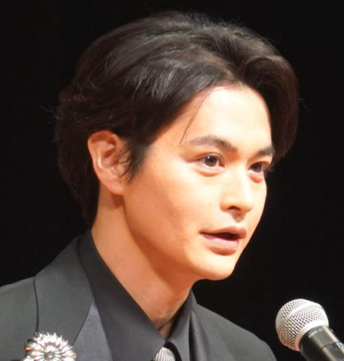 「くる恋」瀬戸康史、撮影スタッフに囲まれ「ちょこん座り」オフショ披露「チームくる恋、最高です」