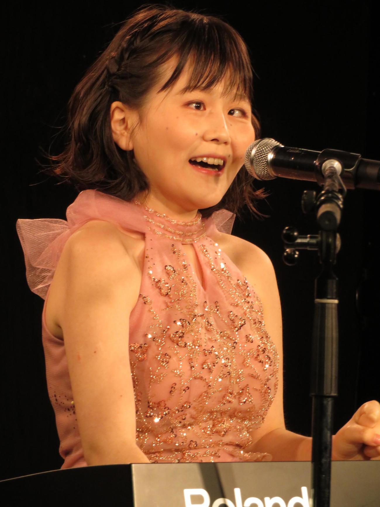 バースデーライブを行った全盲のシンガー・ソングライター佐藤ひらり
