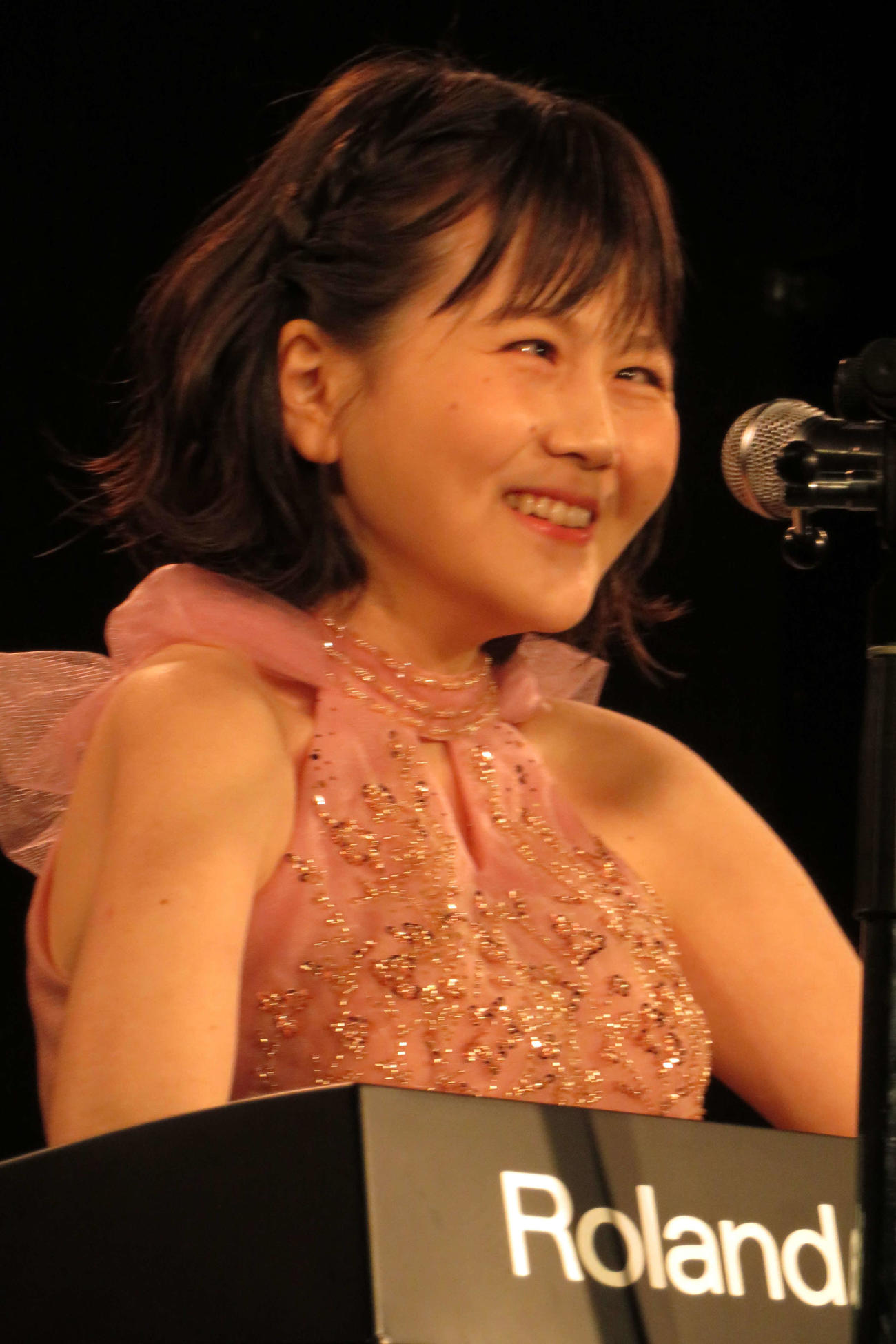 バースデーライブを行った全盲のシンガー・ソングライター佐藤ひらり